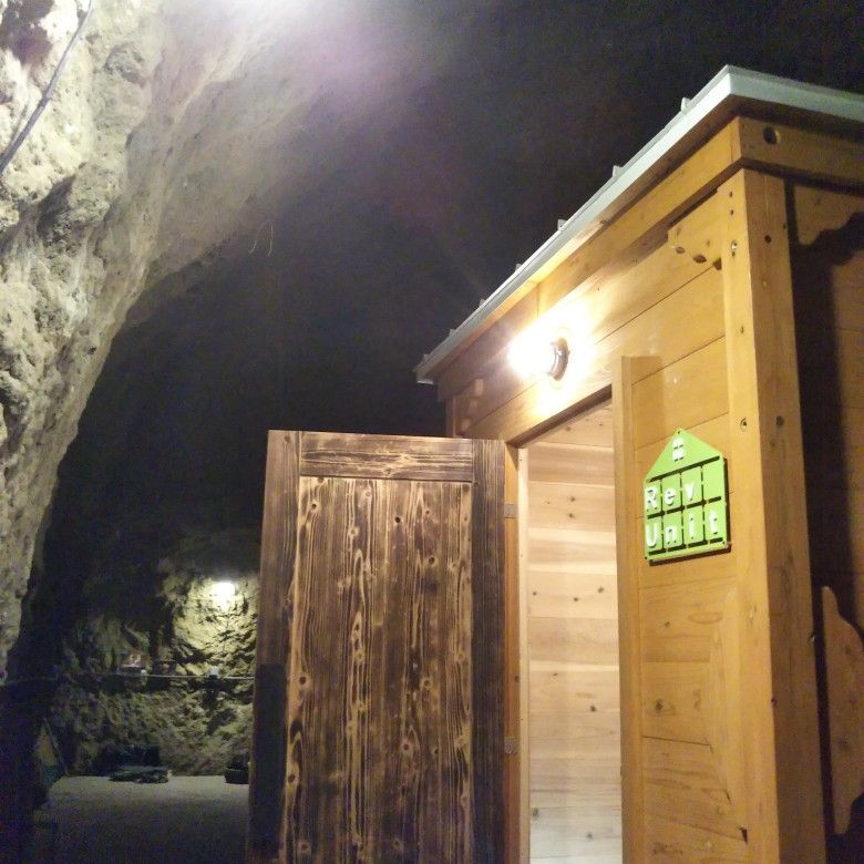 栃木県にてログBOX 2型を洞窟内で企画用の小屋として設置