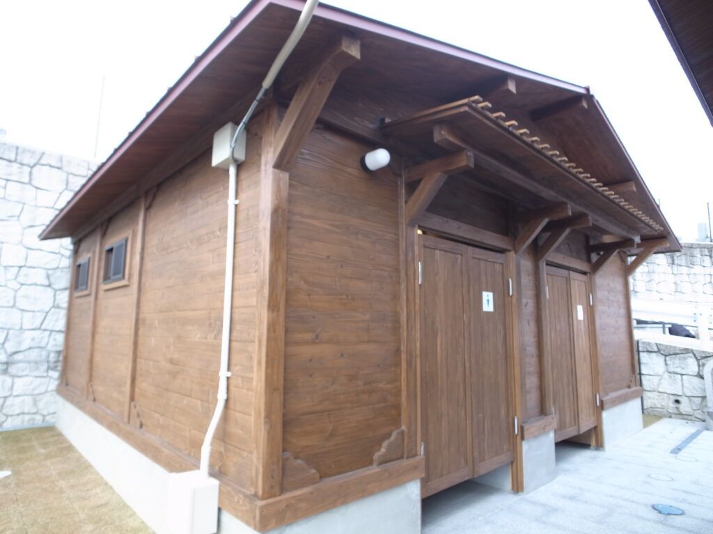 霊園のお客様用トイレ(5.0m×6.0m）としてログBOX特注品を現地にて組立施工