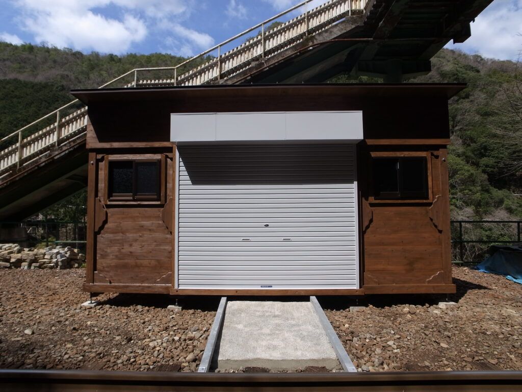 京都　トロッコ保津峡駅にログBOX特注サイズを組立