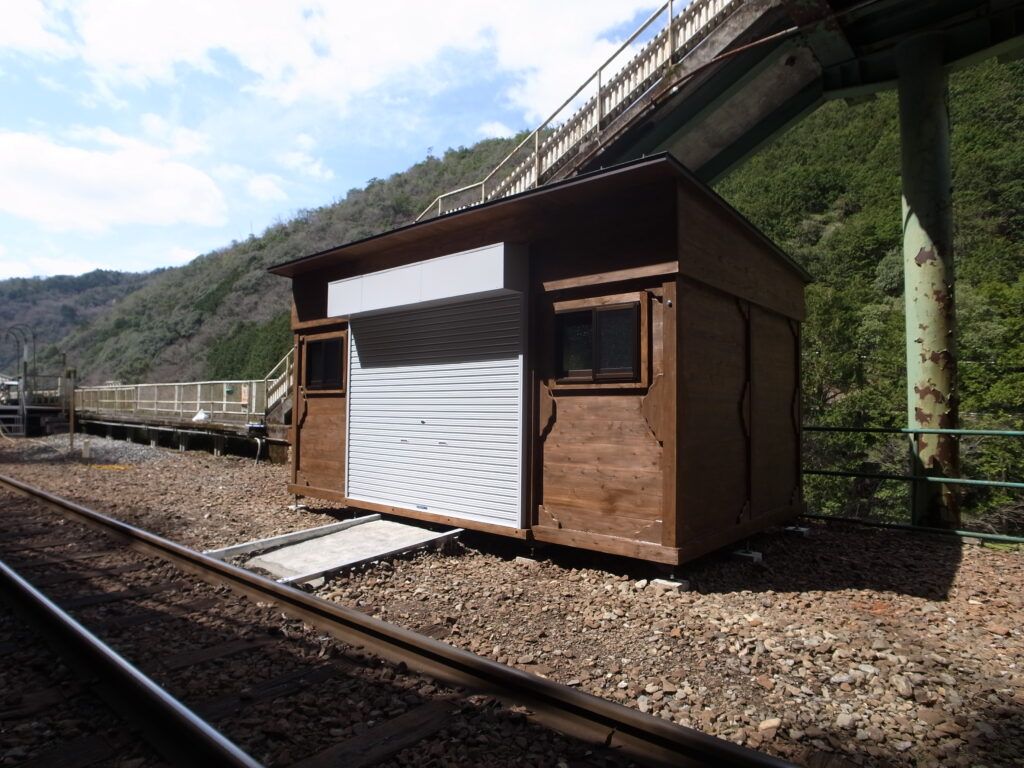 京都にてログBOX特注サイズをトロッコ保線点検車両の倉庫として設置