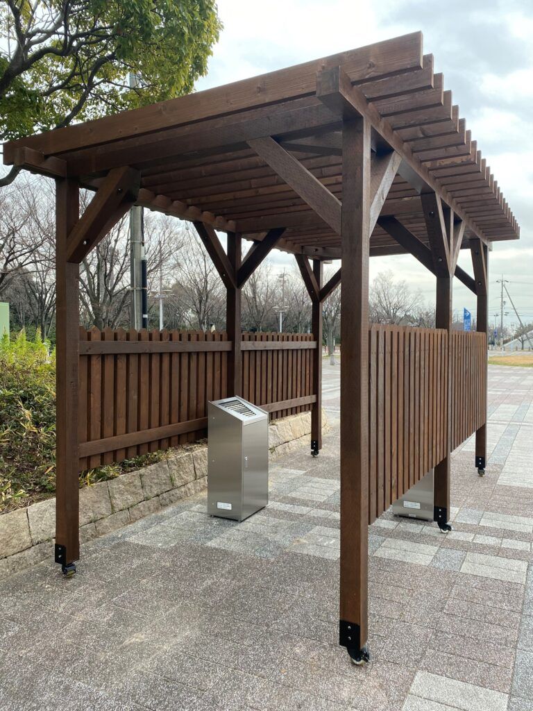 大阪にて木製パーゴラを喫煙所として設置
