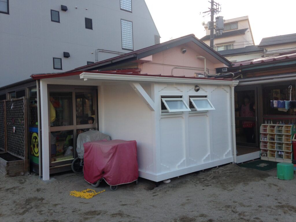 大阪府門真市にてログBOX 4型を幼稚園内に子供用トイレとして設置