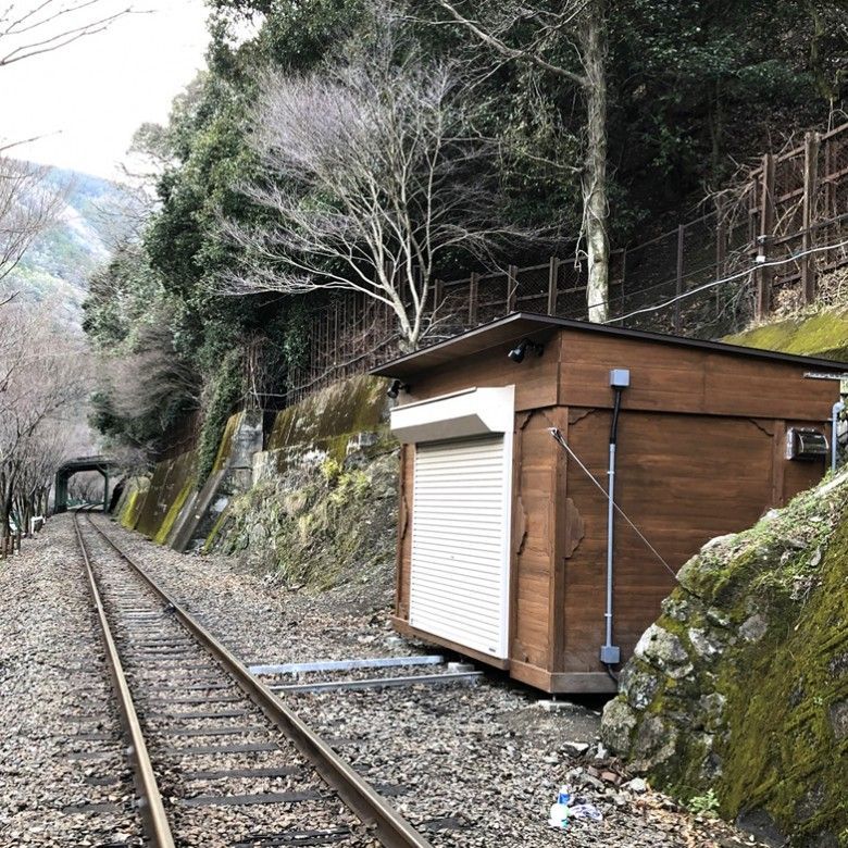 京都にてログBOX特注サイズをトロッコ嵐山倉庫として設置